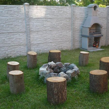 Eszter Apartmanhaz Hajdúszoboszló Zewnętrze zdjęcie