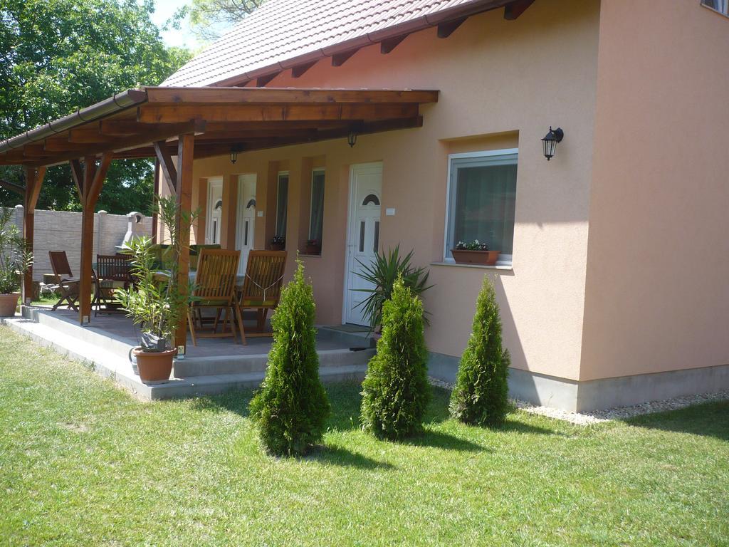 Eszter Apartmanhaz Hajdúszoboszló Zewnętrze zdjęcie