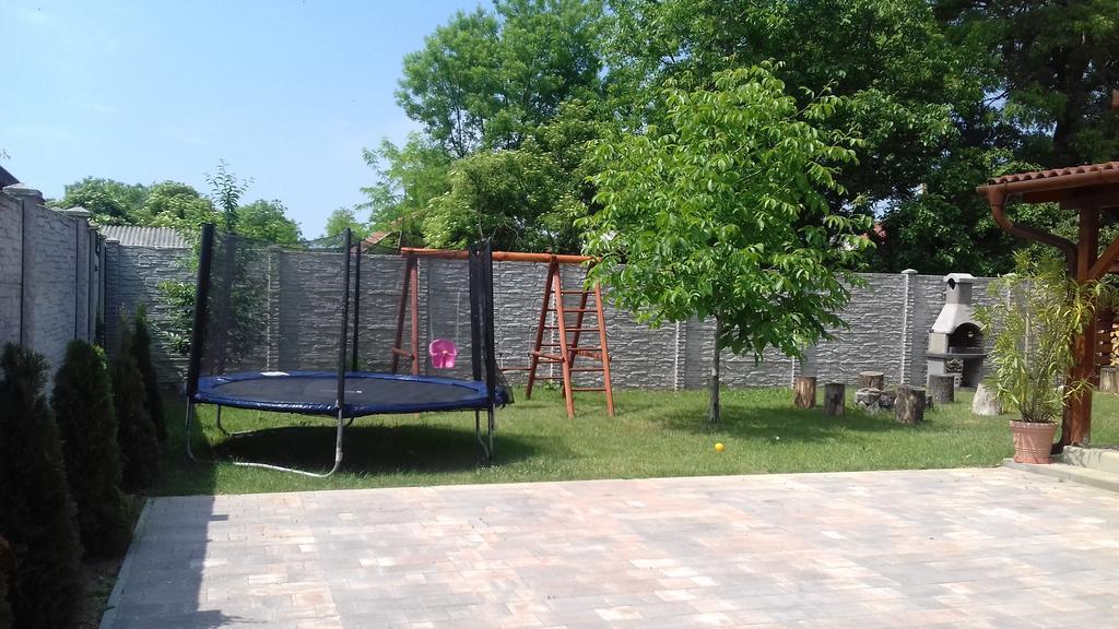 Eszter Apartmanhaz Hajdúszoboszló Zewnętrze zdjęcie