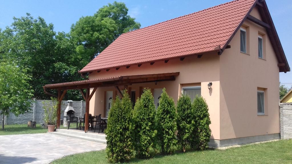 Eszter Apartmanhaz Hajdúszoboszló Zewnętrze zdjęcie