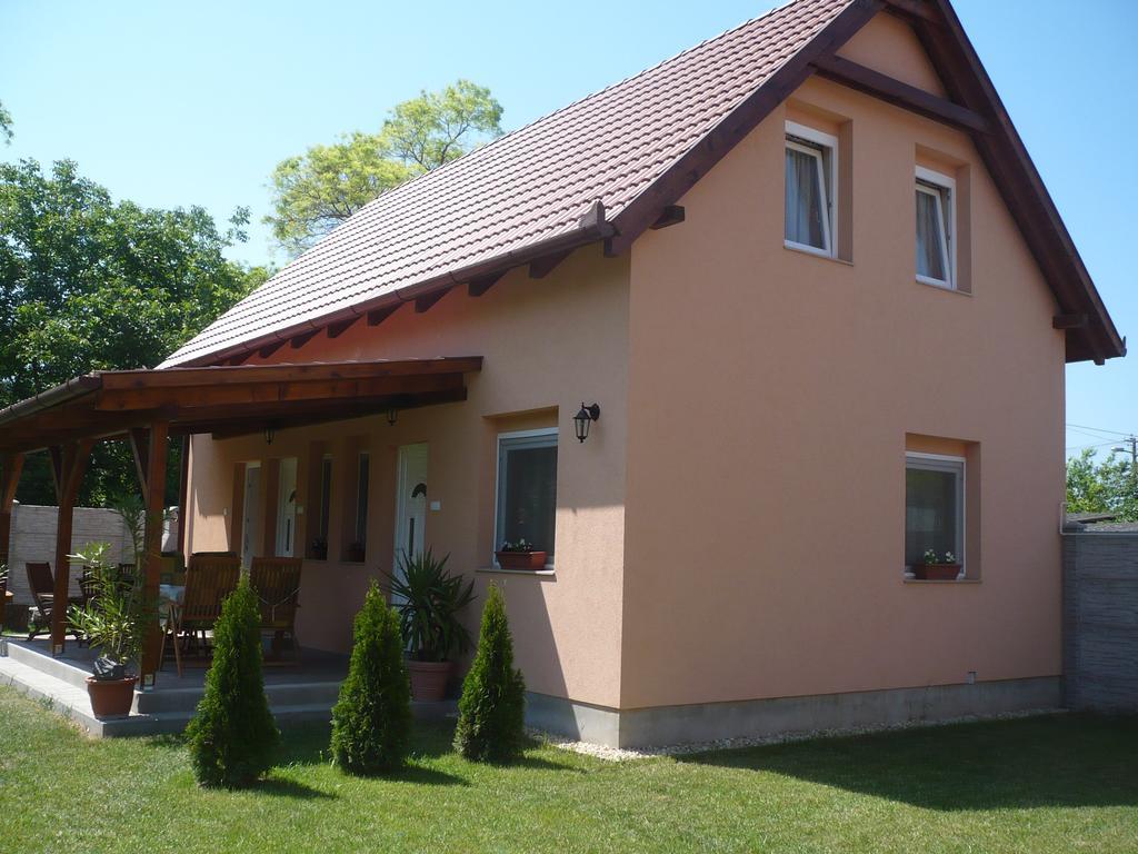Eszter Apartmanhaz Hajdúszoboszló Zewnętrze zdjęcie